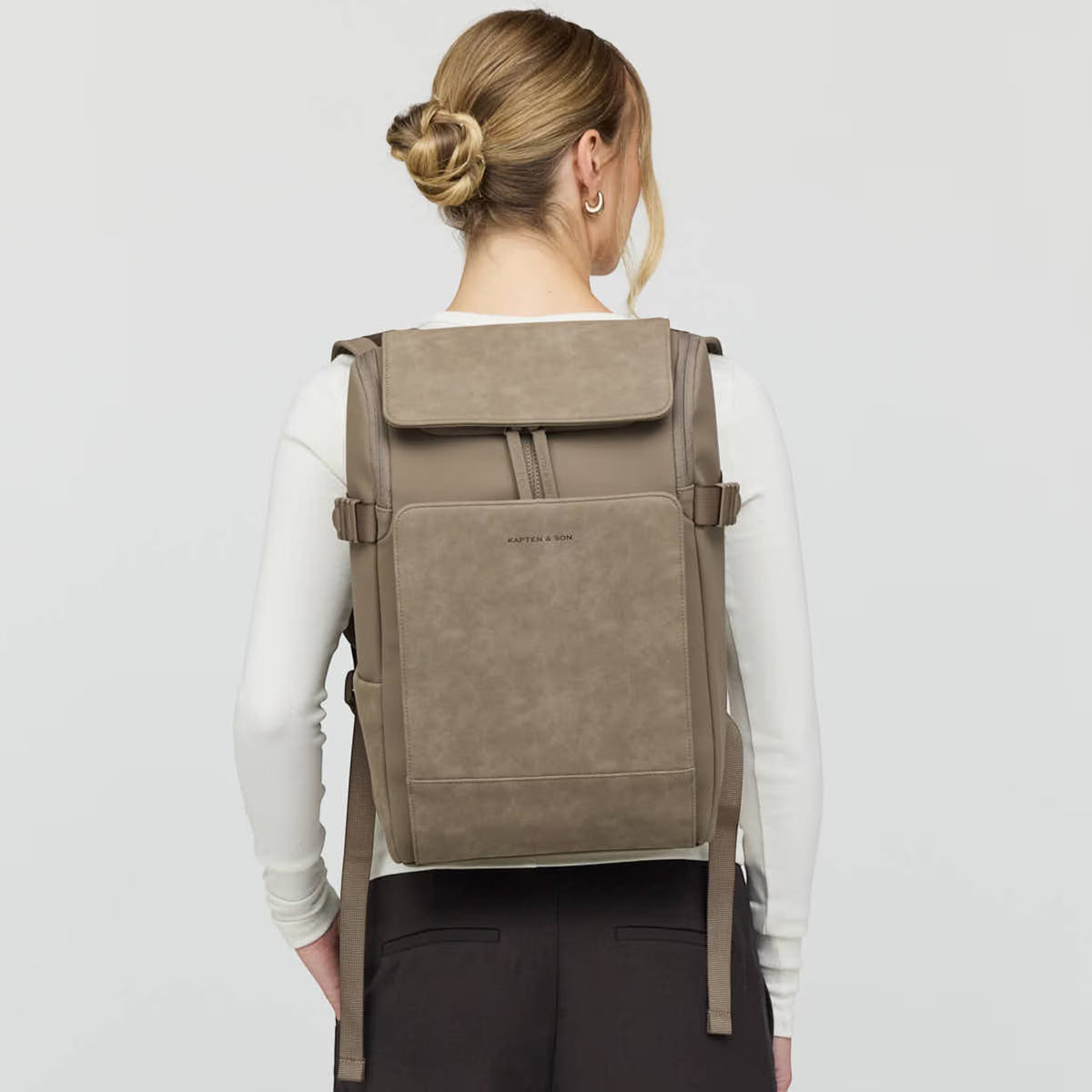Lieblingstasche Bali Medium backpack in taupe worn on the back by a woman