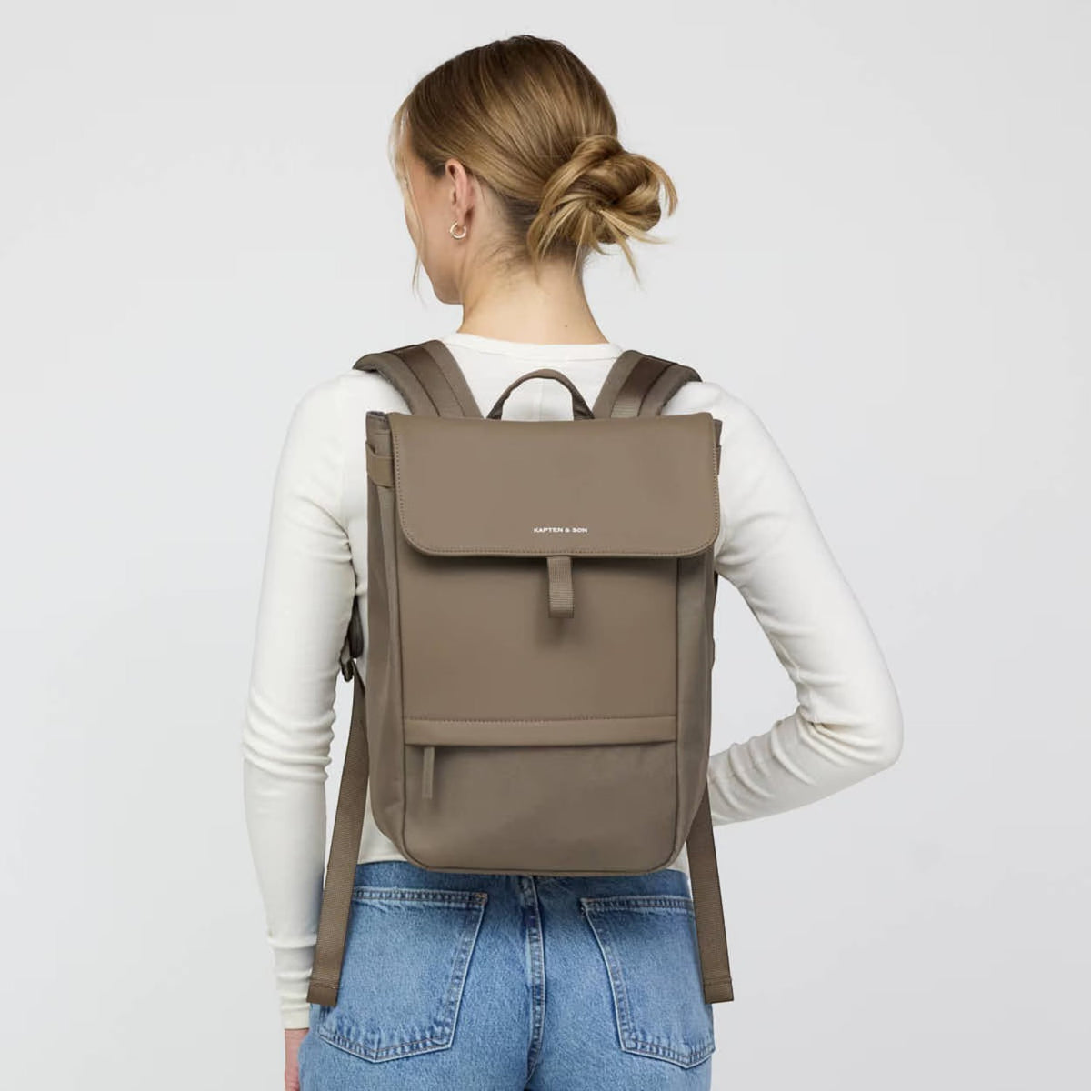 Lieblingstasche Kapten & Son Fyn minimalist taupe backpack worn by a woman with padded straps and laptop compartment