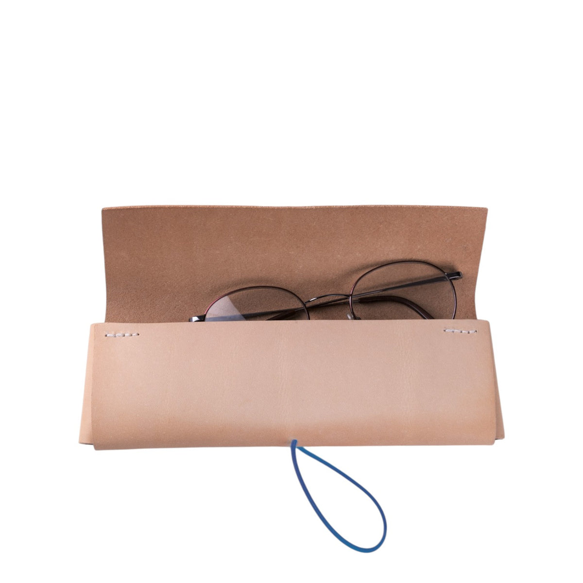 Lieblingstasche Keeper Etui glasses case in natural beige leather with a blue elastic closure on a white background