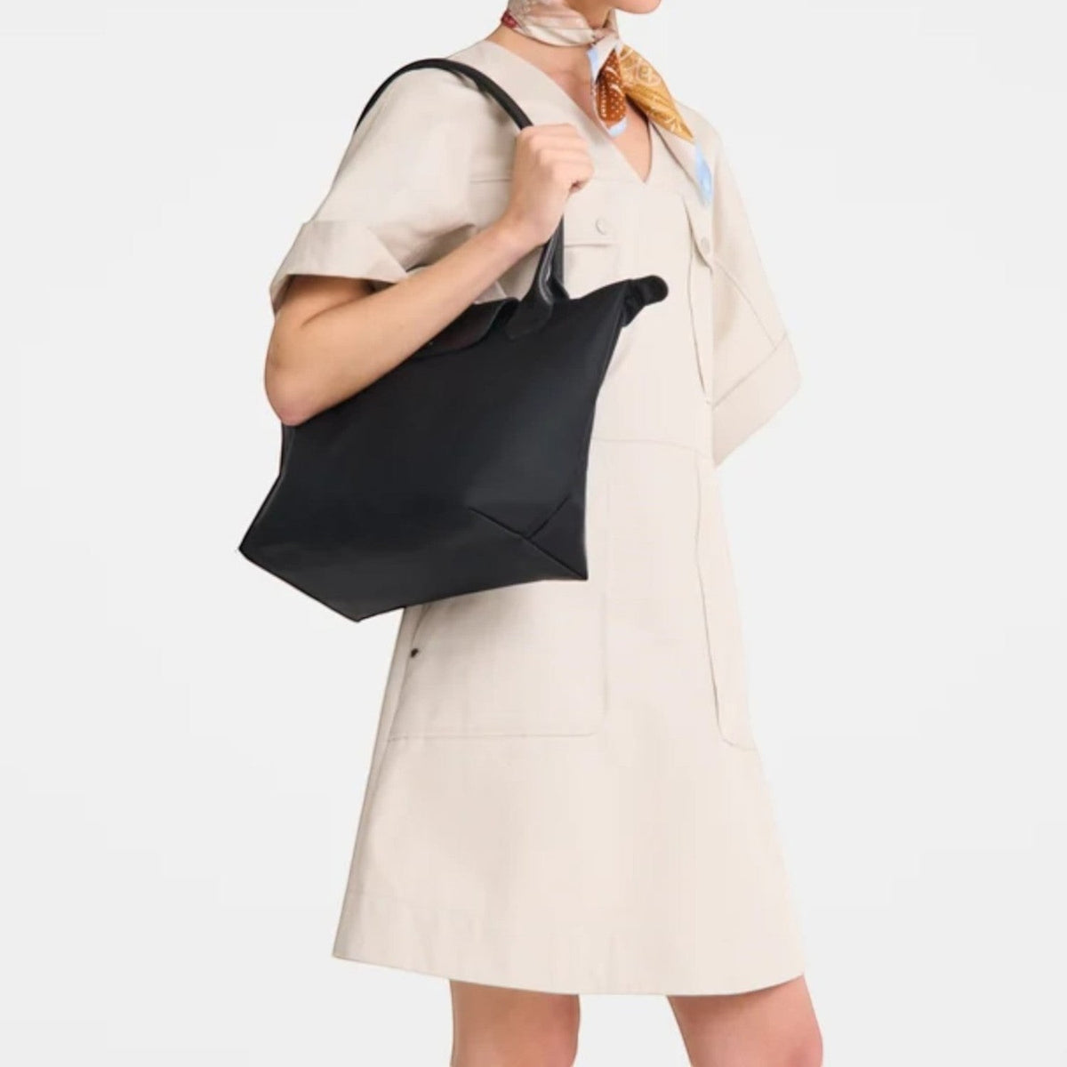 Lieblingstasche Le Pliage One M black tote bag made of nylon with leather handles, worn by a model.
