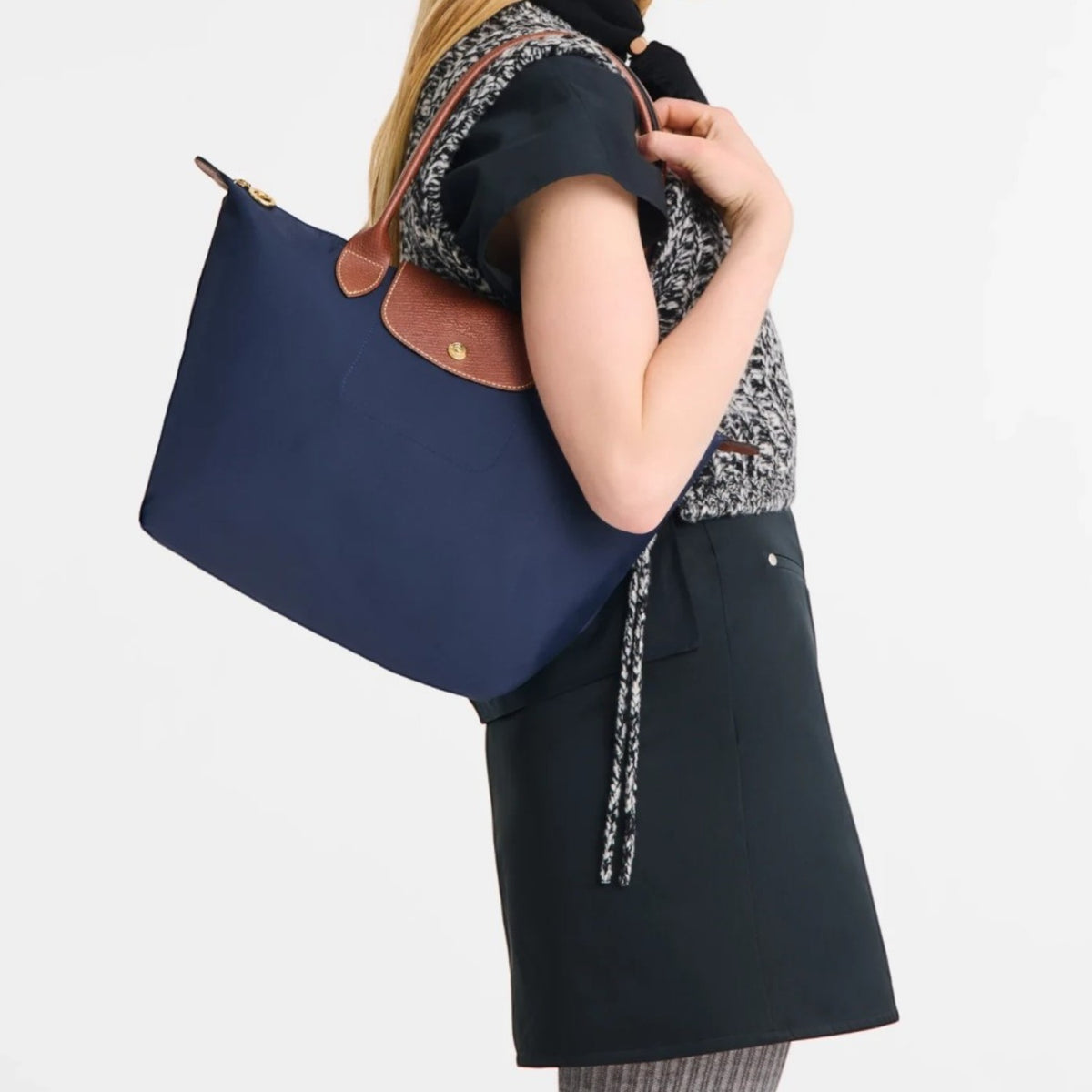 Lieblingstasche Longchamp Le Pliage medium shoulder bag in navy blue nylon with brown leather trim worn by a model