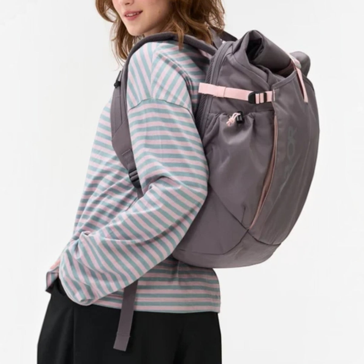 Lieblingstasche Roll Pack 2.0 in grey with pink accents, worn by a woman, featuring a rolltop and side pockets.